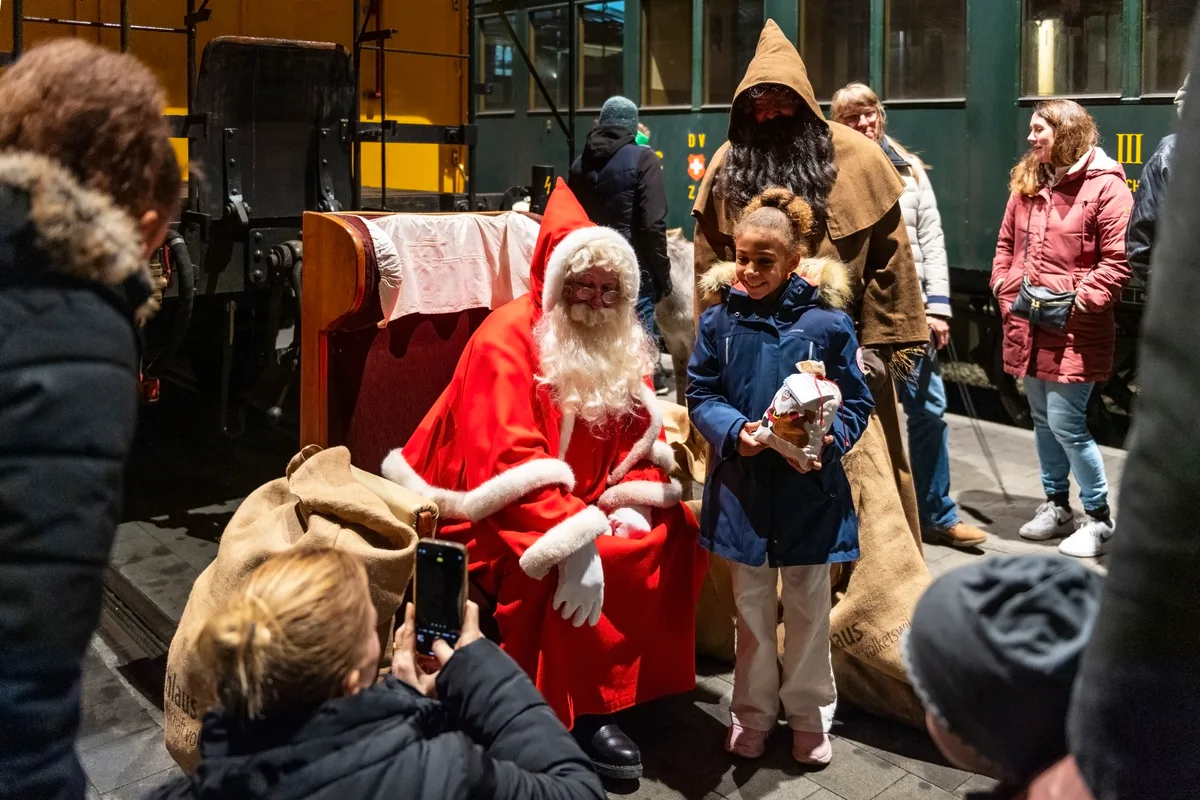 Das Foto mit dem Samichlaus und dem Schmutzli gehörte heute dazu. Richtig lustig wird das Foto aber erst in 20 Jahren, sagte der Chlaus. Grosser Andrang beim Samichlaus in Bauma.